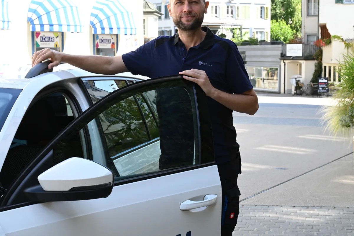 Inhaber von REGIUM Schädlingsmanagement am Einsatzfahrzeug